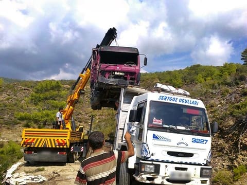 Kaza yapan kamyonun dağ yolunda kurtarılması