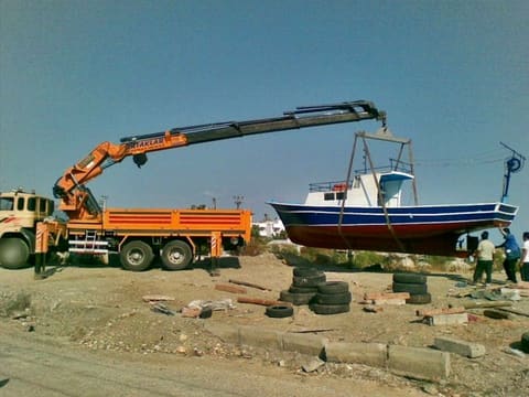 Teknenin vinçle karaya alınması