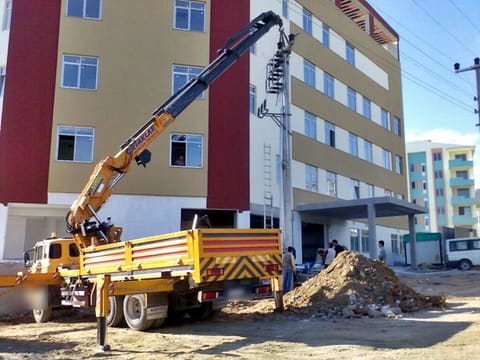 İnşaatta vinçle malzeme kaldırma