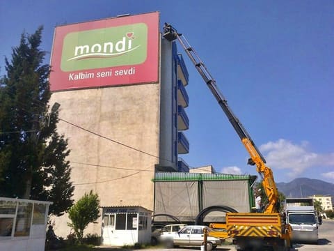 Sepetli vinçle yüksek cephede tabela montajı