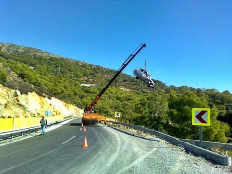 Virajlı dağ yolunda vinçli kurtarma