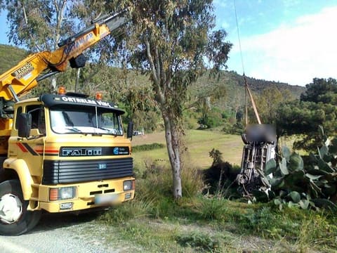 Şarampole düşen aracın vinçle çıkarılması
