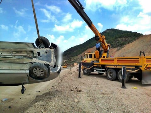 Devrilen otomobilin vinçle kurtarılması